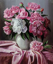 Ваза с букетом розовых и одним белым пионом