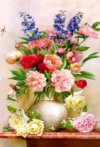 Букет роз, пионов и колокольчиков в белой вазе