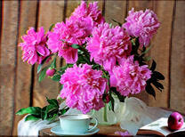 Букет пионов и чайная чашечка с яблоком