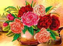 Красные и розовые пионы в вазе на подоконнике