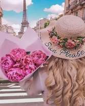 Девушка с букетом пионов на фоне Эйфелевой башни