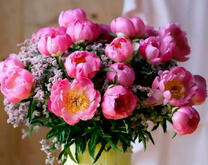 Красивый букет пионов в вазе