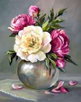 Маленький букетик пионов в вазе