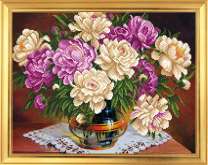 Небольшая ваза с букетом пионов