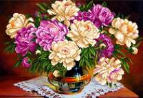 Роскошный букет пионов в прозрачной вазе