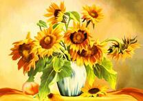 Букет ярких подсолнухов в белой вазе