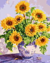 Белая ваза с голубым узором и букет подсолнухов