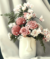 Красивый букет цветов в серьезной вазе