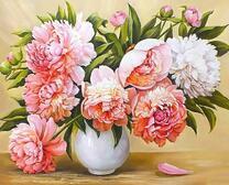 Пионы в белой фарфоровой вазе