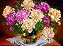 Букет пионов в прозрачной вазе с желтой каёмкой